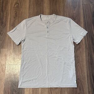 Vuori Mens Linear Henley Tee Size Medium